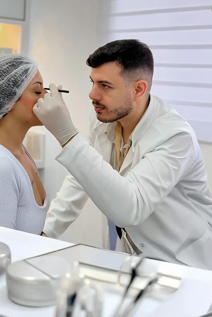 Dr. Flávio Werneque em atendimento clínico no consultório